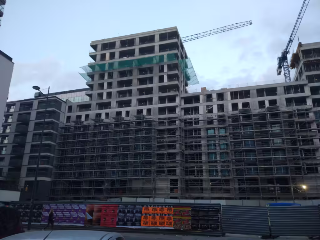 Miennica Residence w trakcie prac elewacyjnych – Warszawa