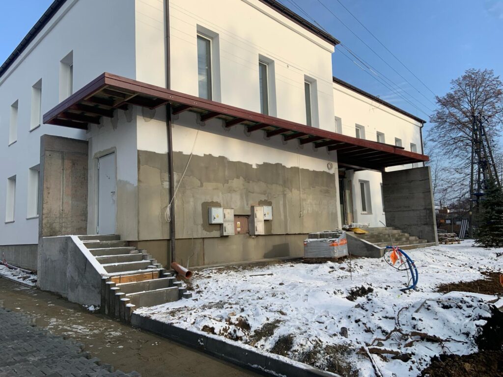 Montaż elewacji wentylowanej – Urząd Gminy Kowiesy, etap budowy