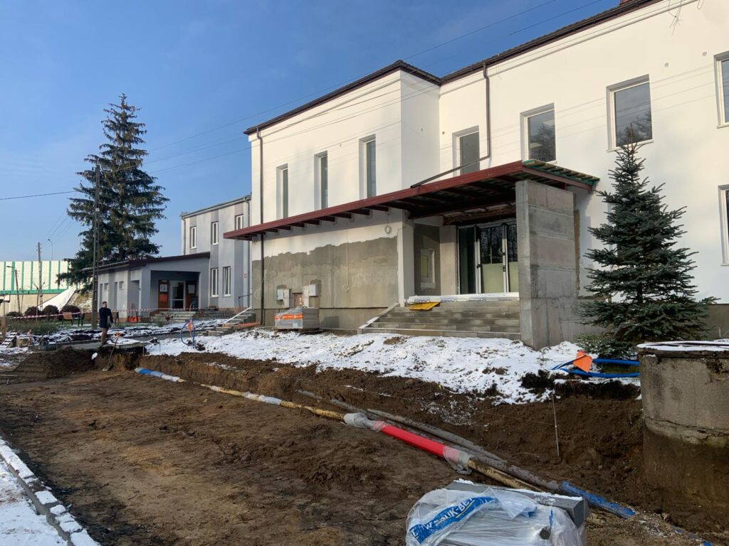 Budynek Urzędu Gminy Kowiesy w trakcie prac elewacyjnych