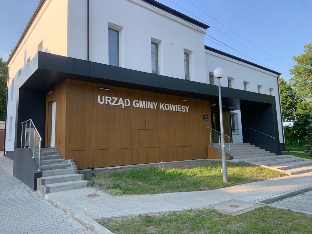 Okładziny elewacyjne drewnopodobne – Urząd Gminy Kowiesy