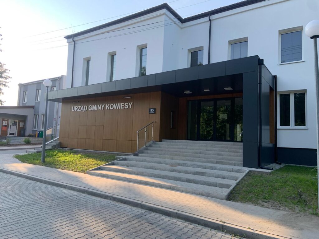 Wejście do Urzędu Gminy Kowiesy – elewacja wentylowana